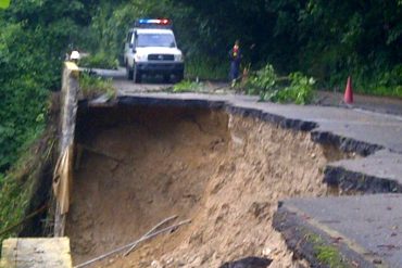 ¡LO ÚLTIMO! Colapsó un tramo de la carretera hacia Ocumare de la Costa, estado Aragua