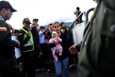 ¡LAMENTABLE! A una mujer se le cayó su bebé de los brazos en «despelote» al cruzar la frontera