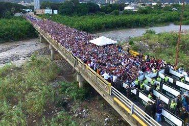 ¡CRISIS EVIDENTE! Casi 130.000 venezolanos cruzaron la frontera por comida y medicinas