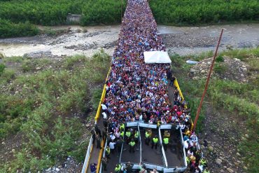 ¡INCREÍBLE! La foto más impactante de los venezolanos cruzando la frontera hacia Colombia