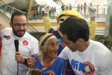 ¡PARA CELEBRAR! Kino Táchira premia a su vendedora número 1 en Maracaibo (tiene 78 años)