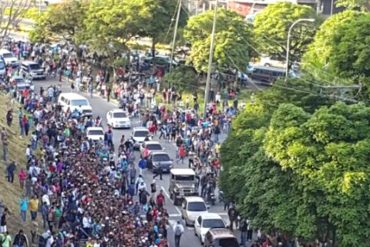 ¡HAMBRE DESBORDADA! Mira la kilométrica cola a las afueras del Bicentenario de Terrazas del Ávila