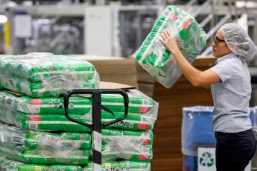 ¡OFICIAL! Kimberly Clark cierra sus empresas en Venezuela (adiós toallas sanitarias, papel higiénico y pañales)