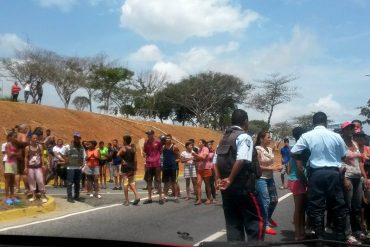 ¡NO SE LA CALAN MÁS! Protesta por comida trancó vía principal del Aeropuerto de Maiquetía