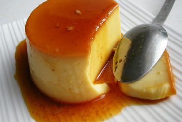 Abuelo se viraliza en TikTok por su cómica reacción al desmoldar un flan (+Video)