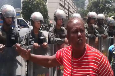 ¡DESESPERADA Y CON RAZÓN! Una señora se las cantó al piquete de la GNB “¡Tenemos derecho a comer!”