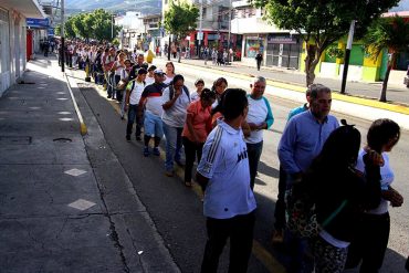 ¡LE ENSEÑAMOS! Las kilométricas colas que hacen los venezolanos en Cúcuta para retirar remesas que les envían desde el exterior (+Video)