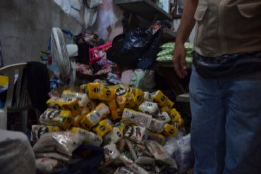 ¡DURO GOLPE! Decomisan 1.550 kilos de alimentos acaparados en licorería de Quinta Crespo: hay 6 detenidos