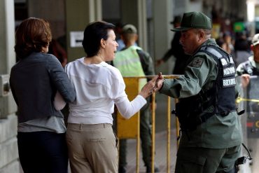 ¡ABUSADOR! Soldado agredió verbalmente a la madre de Leopoldo López (+Videos)