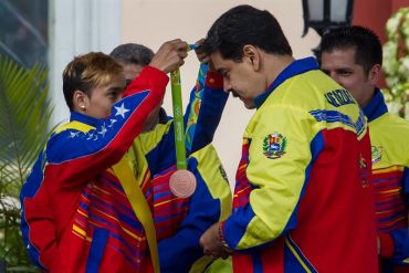 ¡POLÉMICA! Las reacciones luego de que Finol le entregó su medalla a Maduro