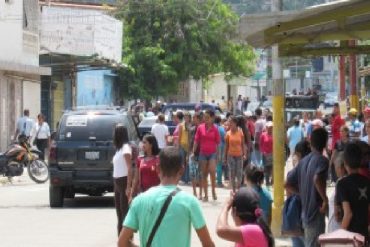 ¡SOCIALISMO SALVAJE! Venta de harina terminó en trifulca e intento de saqueo en Puerto La Cruz