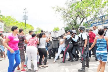 ¡PATRIA Y MÁS PATRIA! Protesta en Catia la Mar por bolsas incompletas terminó en trifulca