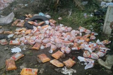 ¡Y EL PUEBLO PASANDO HAMBRE! Botaron casi una tonelada de pollos podridos en Zulia