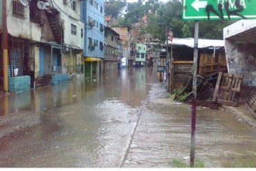 ¡SIN NOVEDAD! Se volvió a desbordar el río Guaire en Petare después de fuertes lluvias (+FOTOS)