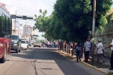 ¿HAMBRE O VANDALISMO? Saquean camión de harina de maíz en Maracaibo (+Vídeo)