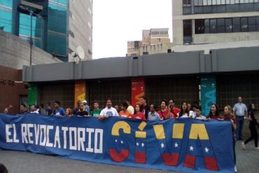 ¡CALENTANDO LA CALLE! Estudiantes se concentran en Sabana Grande en apoyo al revocatorio