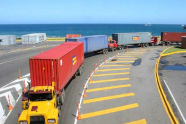 ¡EL HAMBRE NO ES JUEGO! La gente recoge residuos de granos de camiones en Puerto Cabello