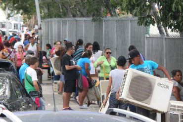 ¡DE ENGAÑO EN ENGAÑO! Tras 48 días de cola, 400 varguenses se quedaron sin su aire