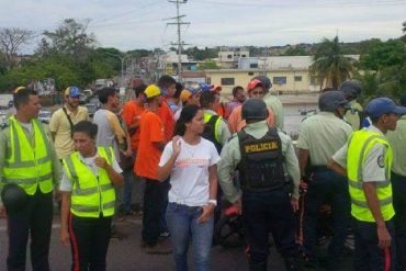 ¿CUÁL ES EL DELITO? Detuvieron a dirigentes de VP en Cumaná por desplegar una bandera