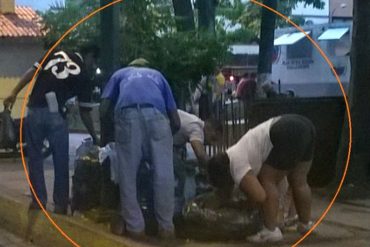 ¡NO LO VERÁS EN VTV! Venezolanos buscan comida en la basura a unas cuadras de Miraflores