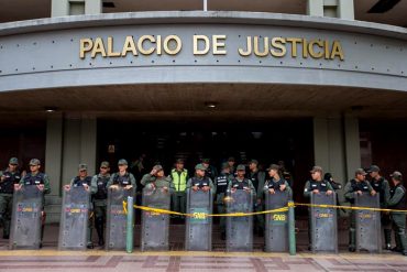 ¡QUÉ HORROR! Denuncian que funcionarios policiales intentaron violar a manifestante detenida