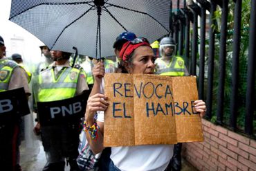 Mujer de Barcelona narra su desespero: No consigue comida ni medicinas para su padre enfermo (+Video)