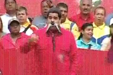 ¡VOLÓ LOS TAPONES! Así estalló Maduro en pleno discurso porque las banderas lo tapaban (+Video)