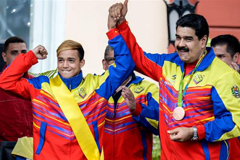 El presidente Nicolás Maduro con el atleta Yoel Finol