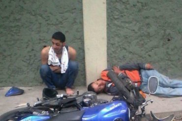 ¡PA’ QUE SEAN SERIOS!  Pilló a unos motochoros robando y los bombeó con el carro (+Fotos)