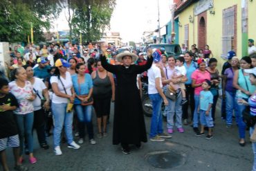 ¡INCANSABLE! Padre Lenín Bastidas llegó a Cagua en su recorrido hacia Caracas (¡Sí se puede!)+Video