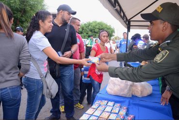 ¡ESTO SÍ ES HERMANDAD! Policía colombiana recibió a venezolanos con desayuno (y hasta chocolate)