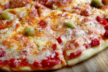 ¡AQUÍ LA TIENES! La receta de la masa para pizza para la que no necesitarás de levadura (buenísima)