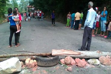 ¡ASÍ SE BURLAN DEL PUEBLO! Exigían comida a los Clap y les lanzaron pollos podridos