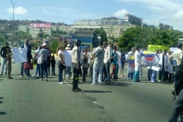 ¡MENOS MAL! Liberaron a 4 periodistas secuestrados por presuntos colectivos en el Periférico de Catia