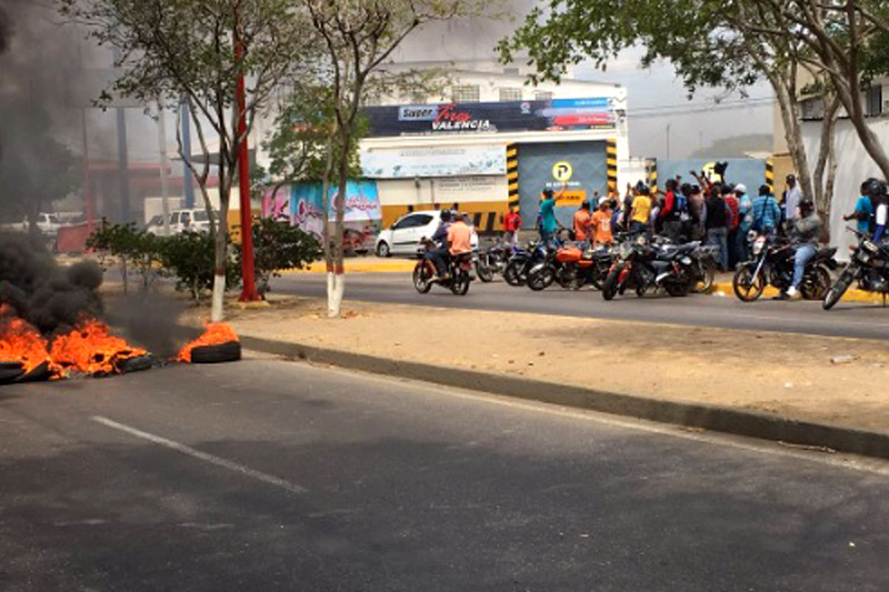 Quemaron cauchos a las afueras de un local donde Ramos Allup ofrecía una rueda de prensa. Foto: @OliverBlanco