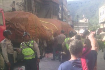 ¡ANARQUÍA TOTAL! Saquearon gandola de harina de trigo en Catia