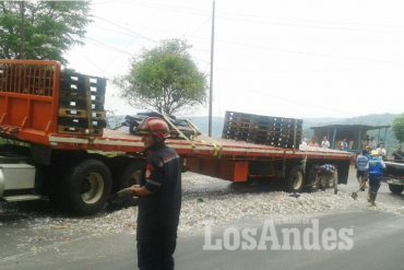 ¿HAMBRE O VANDALISMO? Saquearon gandola cargada de refrescos en Táchira