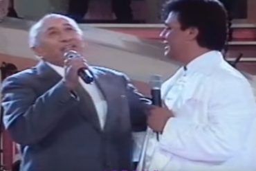 ¡MOMENTO INOLVIDABLE! Simón Díaz celebró sus 50 años de carrera junto a Juan Gabriel (+Video)