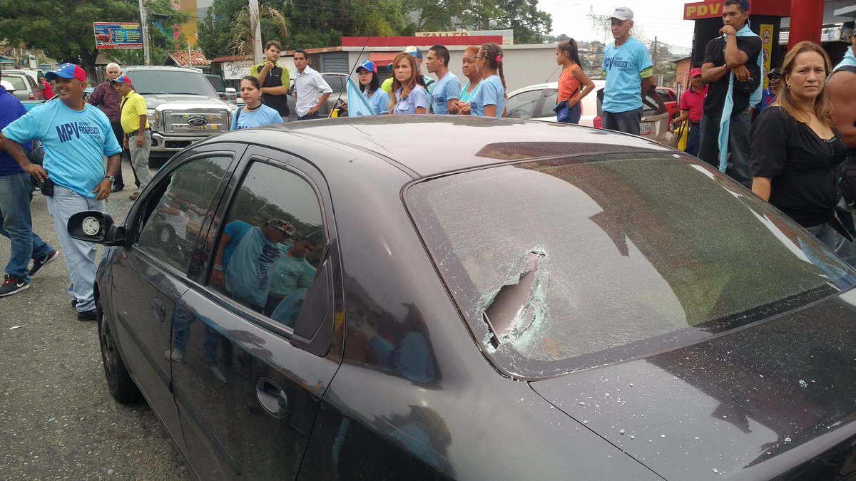 Destrozos al carro del diputado Simón Calzadilla