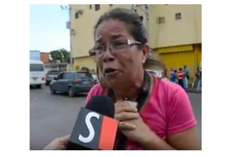 Madre barcelona llora por el hambre 