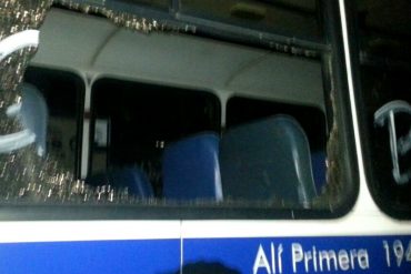 ¡DELINCUENTES! Colectivos atacan autobuses y roban a la gente que sale desde Aragua a la marcha en Caracas