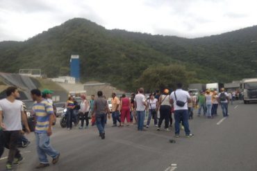 ¡SE REBELARON! El bravo pueblo de Guarenas y Guatire logró reabrir el paso en la GMA