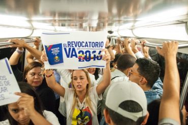 ¡TODOS CON EL REVOCATORIO! La protesta de Lilian Tintori en el Metro de Caracas (+Videos)