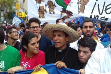 ¡FUERZA Y FE! Padre Lenín también marchó y envió este mensaje a los venezolanos (+Videos)