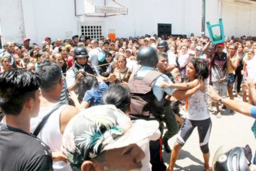 ¡QUÉ HORROR! Polivargas golpearon a dos mujeres con sus cascos por reclamar en una cola