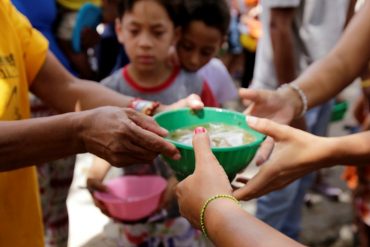 ¡TRISTE REALIDAD! Venezolanos con hambre hacen colas para comer sopas gratis a diario en Caracas