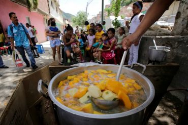 ¡HAMBRE EN VENEZUELA! Aparecen las sopas masivas en las calles del país para paliar el hambre