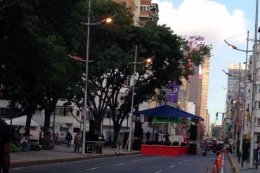 ¡PROVOCADORES! Tarimas chavistas trancan vías hacia la avenida Libertador (+Fotos)