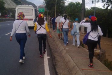 ¡DECIDIDOS! Tras la tranca en Vargas, personas deciden irse a pie hasta la «Toma de Caracas»