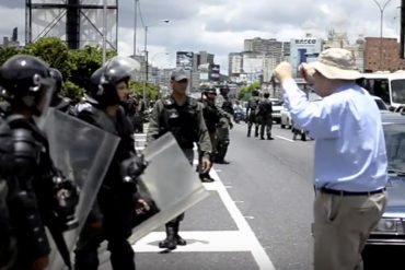 ¡NO SE LA CALA MÁS! Abuelo se baja del carro y se las canta clarito a funcionarios de la GNB y PNB